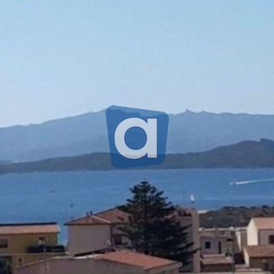 Vendo grande appartamento indipendente vista mare ed autorimessa